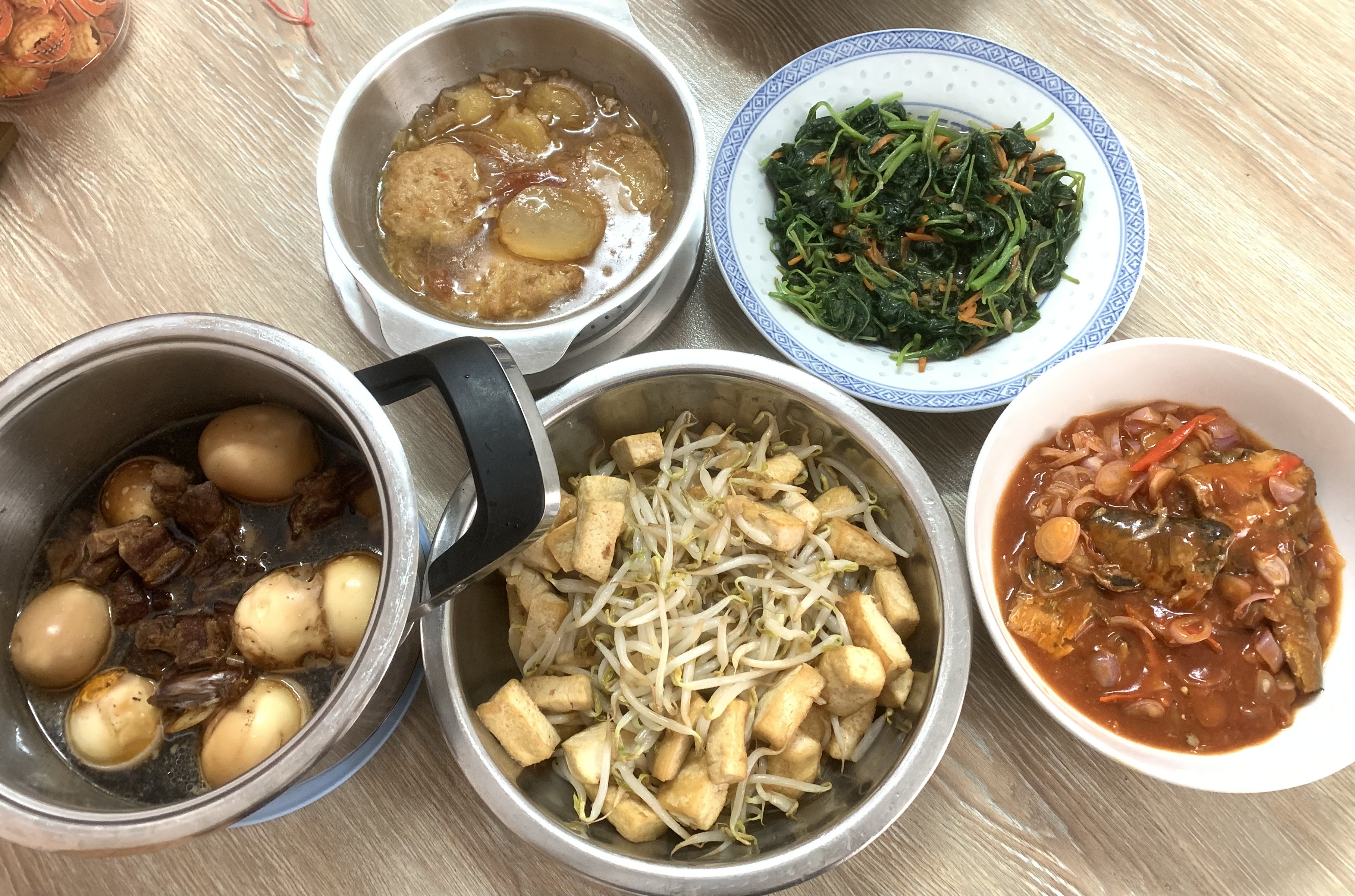 5 of Ah Ma's dishes: bakstik, spinach+carrot, tau yu bak, taugeh+taukwa, sardines