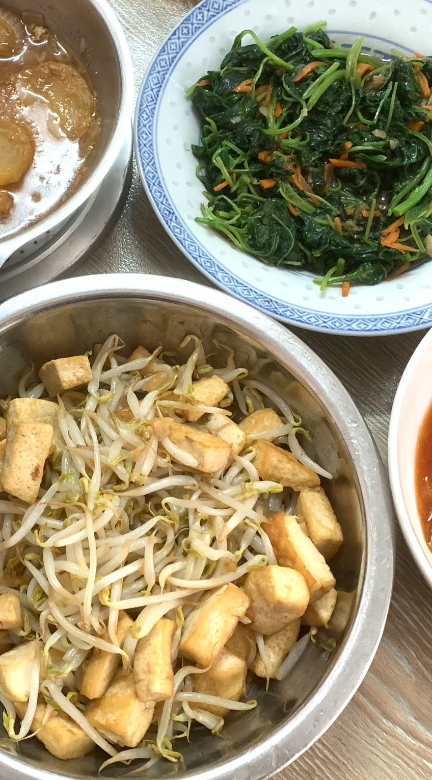 One bowl of taugeh taukwa and one bowl of spinach carrot